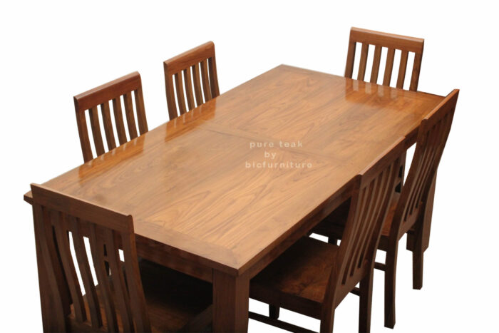 Simple and comfortable dininng table natural finish