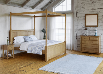 Four Poster Bed Balance Of Traditional And New Style In Lightwood Finish 1